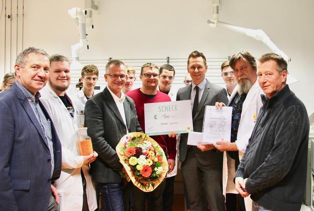 Bertram Geigl (HTL Wels-Schulleiter), Martin Böberl (HTL-Schüler), Dietmar Bergmoser (Landesgärtnermeister), Gewinner Thomas Leirich, Thomas Winkler (BezirksRundschau-Chefredakteur), Harald Baumgartner (HTL-Professor), Markus Eibl (HTL-Abteilungsvorstand).