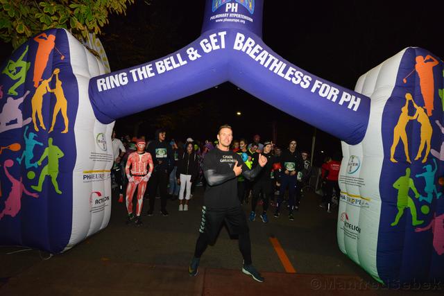 Gemeinsam mit Peter White, dem zweifachen Sieger des Wrestling-Events "Prater Catchen", wärmten sich die Teilnehmer vor dem Startschuss auf.  | Foto: Manfred Sebek