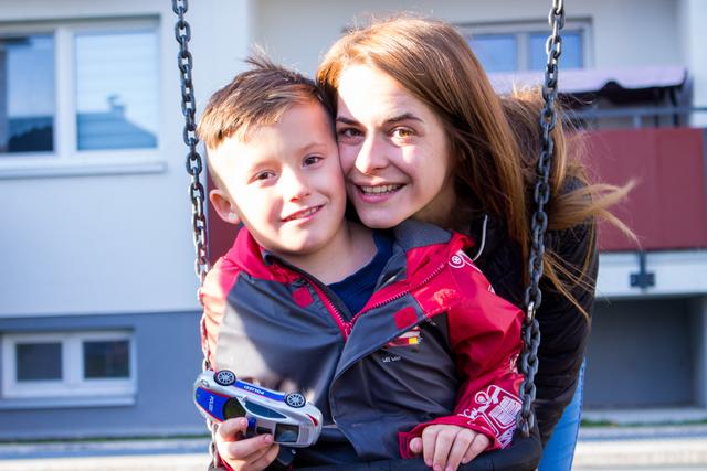 Pedro und seine Mutter Claudia. | Foto: Sabine Steiner