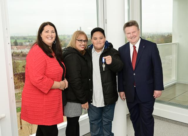Wohnbaustadträtin Kathrin Gaál und Bürgermeister Michael Ludwig bei der Schlüsselübergabe für die ersten Mieter des Gemeindebau Neu. | Foto: PID Jobst
