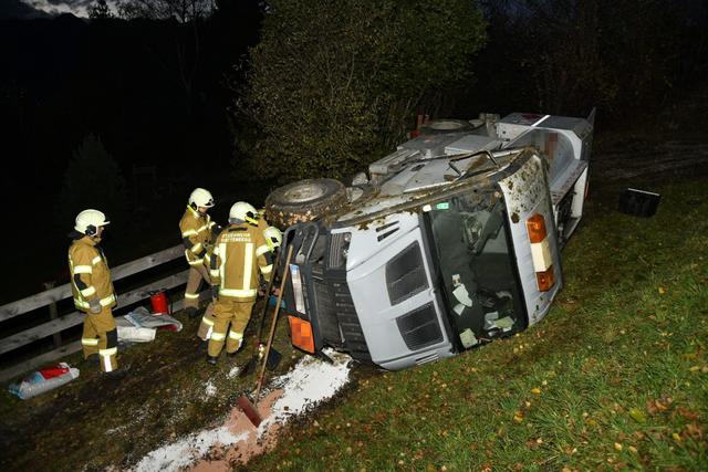 Die Feuerwehr Wattenberg pumpte das Heizöl ab, bevor der Laster geborgen werden konnte