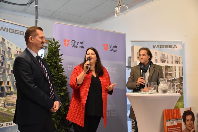Wohnbaustadträtin Kathrin Gaál und Bezirksvorsteher Marcus Franz bei der Eröffnung des Barbara-Prammer-Hofs. | Foto: Karl Pufler