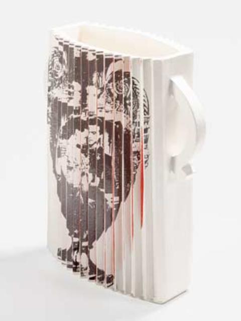 Barbara Reisinger, Eine Vase ist eine Vase ist eine Vase (Abb. 2), 1998, Siebdruck mit Romy Schneider und Karl Heinz Böhm auf Keramik, 45 cm, Courtesy die Künstlerin