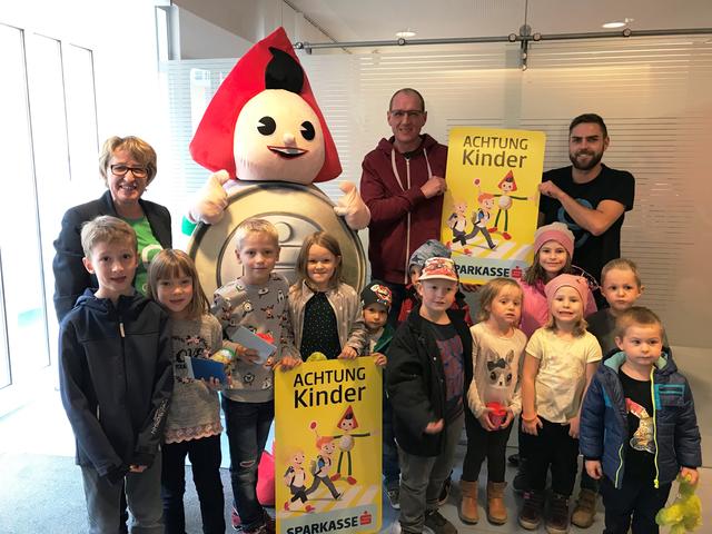 Im Bild die Kinder von links:
Florian Stocker, Lara Florreither, Fabian Florreither, Caroline Rauscher, Valentin Rauscher, Joah Simlinger, Michael Fasching, Romy Tesch-Roth, Johanna Dörr, Magdalena Dörr, Noah Tesch-Roth, Leon Heidl.
Hintere Reihe: Filialleiterin Bettina Noitzmüller, DEV-Obmann Ing. Josef Tesch, Sparkassen-Mitarbeiter Patrick Kotzina.