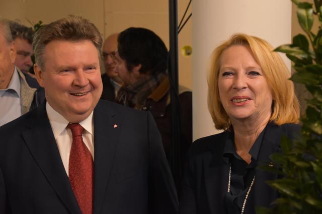 Auch Bürgermeister Michael Ludwig und die zweite Nationalratspräsidentin Doris Bures waren bei der Übergabe des Barbara-Parammer-Hofs dabei. | Foto: Karl Pufler