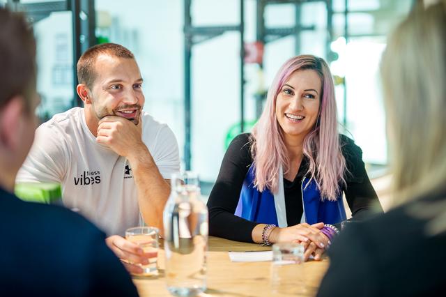 Dreamteam: Das Vibes-Führungsduo freut sich über den Regionalitätspreis, hier im Gespräch mit Philip Fürstaller und Martina Maros-Goller.