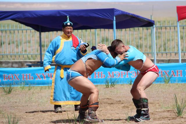 "Naadam"-Nationalfest: Hier messen sich die Einheimischen in den drei Sportarten Ringkampf, Bogenschießen und Pferderennen.