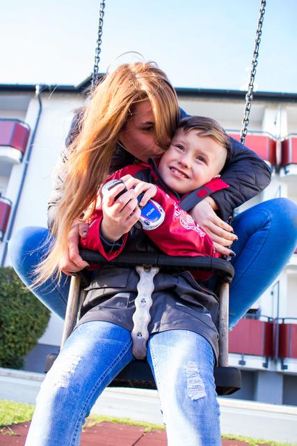 Pedro und seine Mutter Claudia. | Foto: Sabine Steiner
