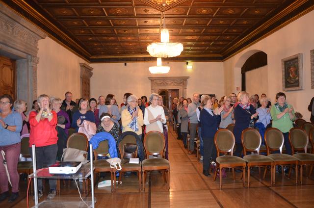 Mit stehendem Applaus wird der Referent begrüßt