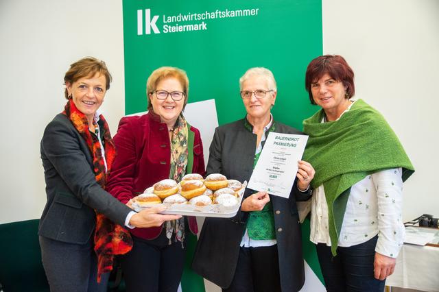 Die Köflacherin Christa Leitgeb bekam die Silbermedaille für ihre Krapfen.