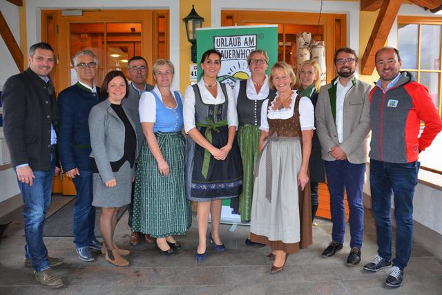 27. UaB-JHV im Hapimag Resort St.Michael - Biosphärenpark-Leiter Markus Schaflechner, UaB-Bundes-GF Hans Embacher, die zukünftige Direktorin der HWS-Winklhof Maria Buchegger, Kammeramtsdirektor Nikolaus Lienbacher, die neue Landesbäuerin Claudia Entleitner, Landesrätin Maria Hutter, Uab-Obfrau Augustine Lienbacher, LWK-Vizepräsidentin Elisabeth Hölzl, SLT-Regionsleiterin Lungau Andrea Moser-Dengg, UaB-GF Hannes Handlechner und der Obmann der Ferienregion Lungau Martin Sagmeister (v.li.).