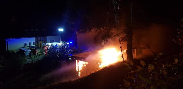 Einsatz in Neustift: Drei Feuerwehren standen vier Stunden lang im Einsatz, um eine brennende Gartenhütte zu löschen. | Foto: Freiwillige Feuerwehr Scheibbs