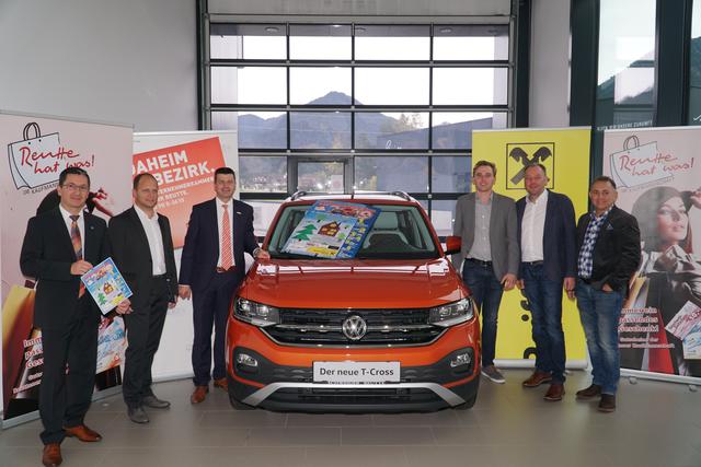 Obmann Christian Senn (li) und weitere Kaufmannschafts- und Sponsorenvertreter präsentierten die Weihnachtsaktion 2019, samt Hauptpreis, ein VW T-Cross für 40 Monate.