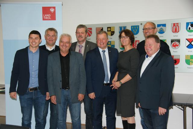 Systematischer und nachhaltiger Ausbau der Pflege im Bezirk Landeck: Vizebgm Simon Schwendinger, Bgm. Helmut Mall, Bgm. Heinz Kofler, BH Markus Maaß, LR Bernhard Tilg, Kathrin Eberle, Bgm. Anton Mattle und Bgm Thomas Lutz (v.l.).