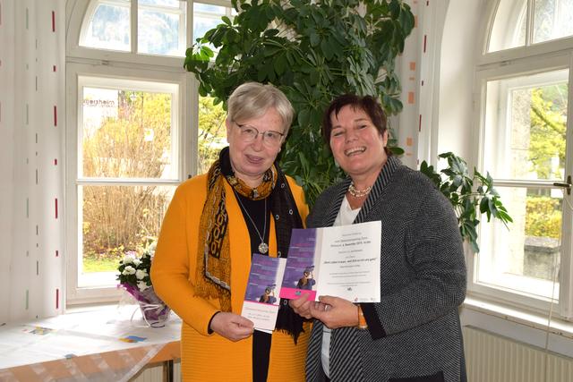 Sr. Judit Nötstaller (li.) und Dekanatsleiterin Annemarie Sailer freuten sich über viele Frauen, die den Dekanatsfrauentag besuchten. | Foto: Siegele