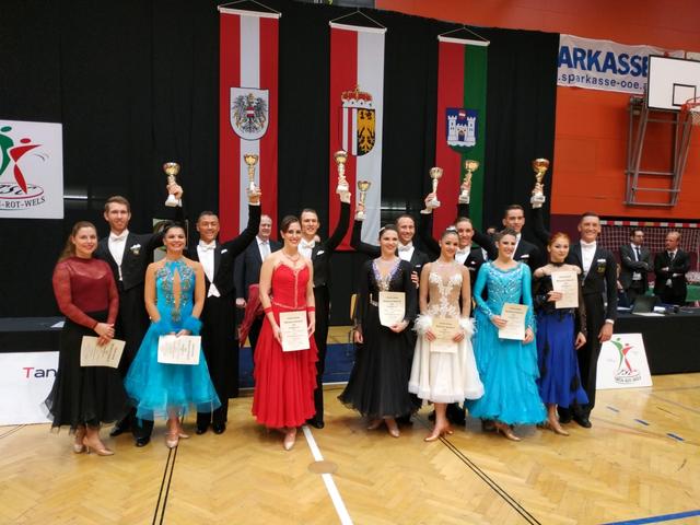 die 2019er WeWK Finalisten: v.l.n.r: Tobias Wipplinger/Caroline Rammler (7.Platz), Peter &amp; Claudia Langthaler (6.Platz); Manuel Hauthaler &amp; Katharina Floimayr (5.Platz); Jörg Kügler &amp; Eva Hundstorfer (4.Platz); Florian Fierlinger &amp; Sandra Langthaler (3.Platz); Michael &amp; Alexandra Walter (2.Platz); Thomas Reininger &amp; Viktorija Gopko (1.Platz) | Foto: © TSC Grün-Rot-Wels