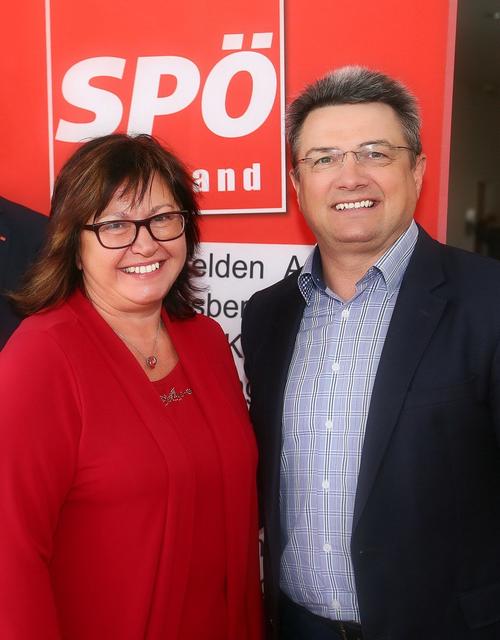 Langfristig auf der Suche nach Nachfolgern: Gisela Peutlberger-Naderer und Hermann Krist. Hier am Bild, kurz vor der Landtagswahl 2015, was die Welt für die Sozialdemokratie im Bezirk noch in Ordnung.