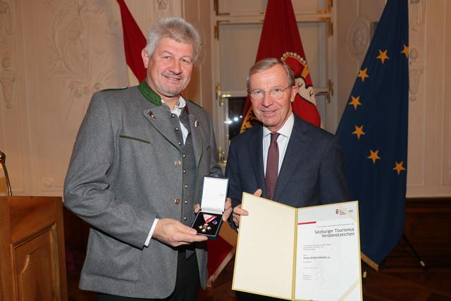 Thomas Burgschwaiger aus Dienten erhielt das Salzburger Tourismus-Verdienstabzeichens – am Foto mit Landeshauptmann Wilfried Haslauer.