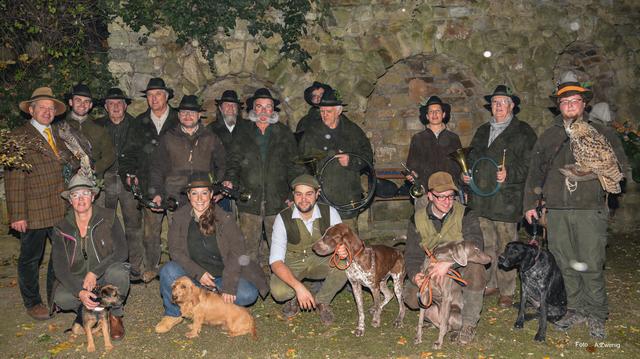 Dorferneuerungsverein-Obfrau und Gemeinderätin Renate Knorr, Sabrina Köhler, Stammtischgründer Kilian Knorr, Präperator Daniel Schwarz, Gemeinderat Herwig Hödl mit Habicht, die Senninger Jagdhornbläser und Falkner Angelo Rudischer.