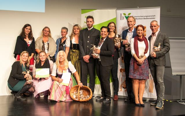 Aus dem Lungau ist das Zertifikat "Gesunder Kindergarten" erstmals an die Tagesbetreuung Arche Noah in St. Michael verliehen worden. Mit Ächtleng im Gepäck waren die LungauerInnen auf die Bühne gekommen um die Auszeichnung abzuholen.