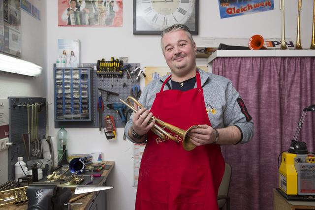 Rene Reiterer in seiner Instrumentenklinik. Ab 1. Februar 2020 übernimmt er das komplette Musikhaus Hiden. | Foto: Reiterer