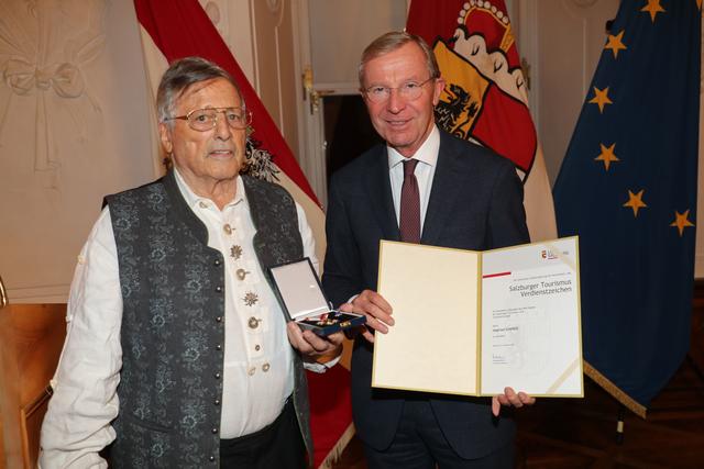 Siegfried Scherer aus Fusch an der Glocknerstraße erhielt beim Ehrungsfestakt in der Residenz das Salzburger Tourismus-Verdienstabzeichen von Landeshauptmann Wilfried Haslauer.