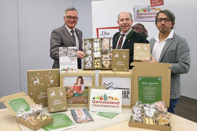 v. l.: Genussland Handel Geschäftsführer Josef Lehner, Landesrat Max Hiegelsberger und Bschoad-Binkerl Geschäftsführer Thomas Höfer präsentieren die neue "Genussland OÖ Weihnachtsbox".