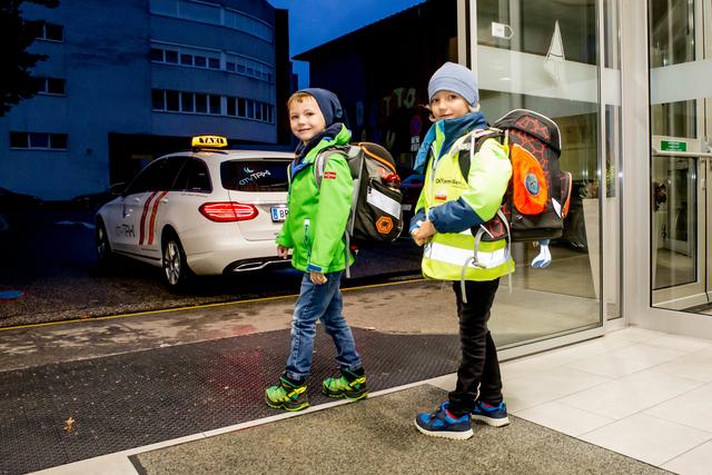Das Schultaxi des Krankenhauses Braunau: Müssen die Eltern früh zu arbeiten beginnen, bringt das Taxi die Kids sicher in die Schule.  | Foto: KH Braunau