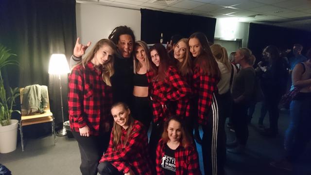 Nach dem Konzert feierten die Tänzerinnen gemeinsam mit der Band bei der Aftershow-Party.