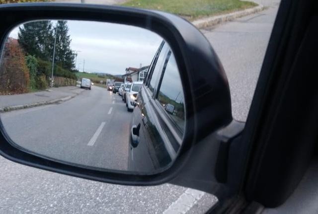 Und es staut sich ewig weit nach hinten. Das Foto schoss der Raglitzer Franz Fidler während einer Zwangsfahrpause vorm Schranken.