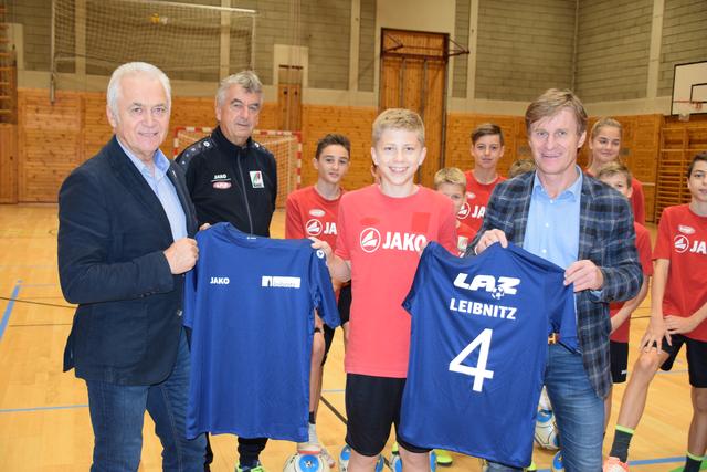 Neue Dressen für das LAZ Leibnitz: Bgm. Helmut Leitenberger, Sportlicher Leiter Stefan Dörner, Nico Fuchs und Walter Hörmann.  | Foto: Eva Heinrich