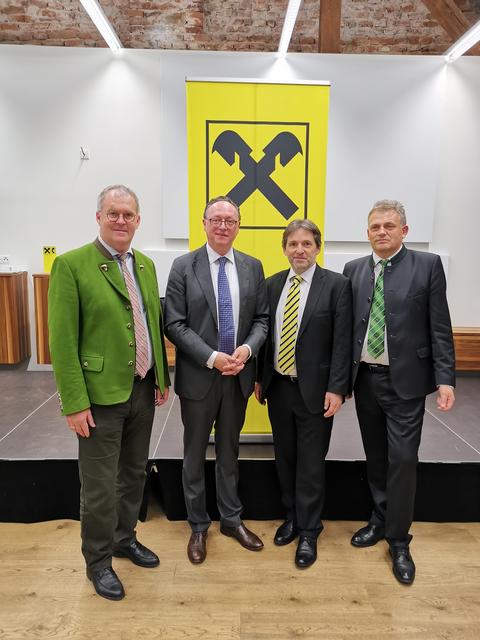 Ein besondere Vortrag der Raiffeisenbank Schilcherland in Deutschlandsberg: Dir. Günter Krainer, Dir. Joachim Nareike (Schroders Investment), Gerhard Krois (Dipl. Finanzberater Privat Banking Weststeiermark), VDir. Georg Lampl (v.l.)