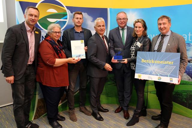 (v.l.): Ex-Nationalteam-Kicker Toni Pfeffer, UGR gfGR Anneliese Mlynek, EB DI. Jürgen Tiefnig, Bgm. DI Johann Zeiner, LH-Stellvertreter Stephan Pernkopf, Vizebgm.in Michaela Haidvogl, BSc, eNu-Geschäftsführer Herbert Greisberger
