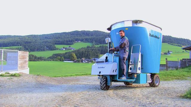 Mit dem selbstfahrenden Futtermischwagen von Ballemax sind die Vorteile der Totalmischration für alle Betriebe zugänglich.