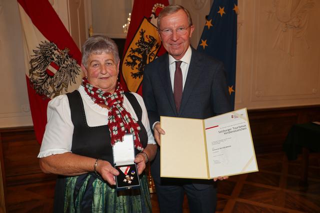 Ehrungsfestakt in der Residenz: Landeshauptmann Wilfried Haslauer verlieh das Salzburger Tourismus-Verdienstabzeichen an Rosemarie Wechselberger aus Wald im Pinzgau.
