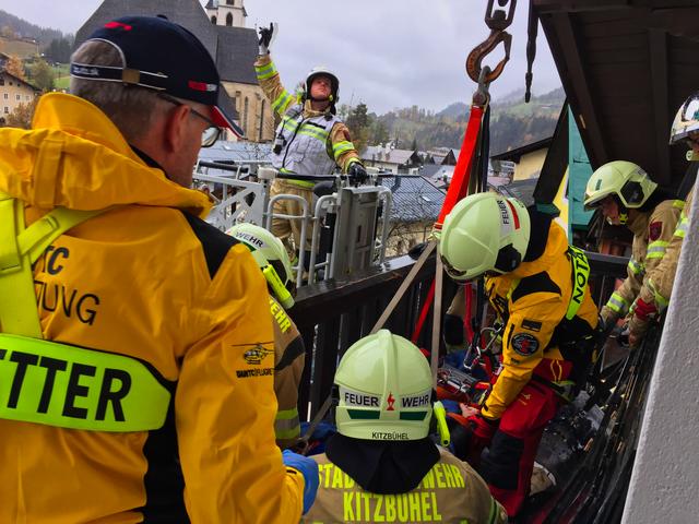 Der 44-Jährige erlitt schwere Verletzungen an den Beinen. | Foto: Stadtfeuerwehr Kitzbühel