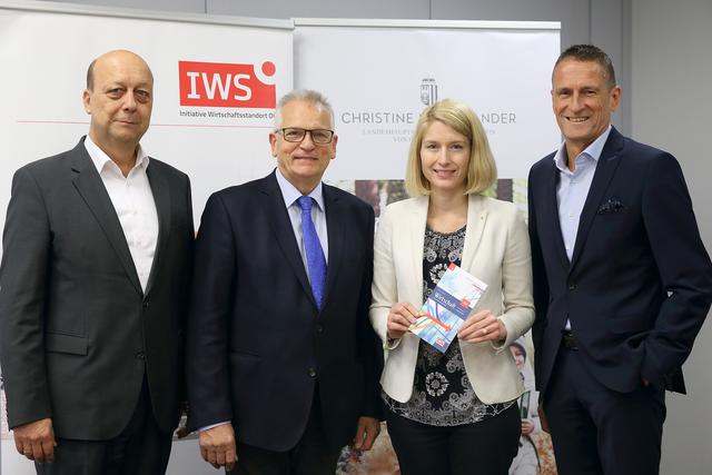 v.l.: Gerhard Huber (Oö. Bildungsdirektion), Gottfried Kneifel (Geschäftsführer Initiative Wirtschaftsstandort OÖ – IWS), Landeshauptmann-Stellvertreterin Christine Haberlander und Peter Bruckmüller (SPECTRA-Marktforschung).