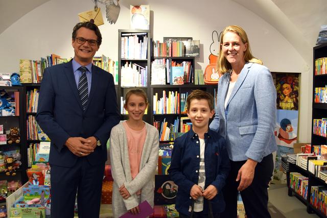 Sarah Quehenberger (12) und Leon Oberauer (8) aus Annaberg sind die Lesesommer-Gewinner. Horst Ebner (Vorstand Salzburg AG) und LR Andrea Klambauer übergaben die Hauptpreise in der Buchhandlung Stierle.