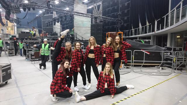 Die Style in Motion-Crew bei den Vorbereitungen für ihren großen Auftritt auf der großen Konzertbühne.