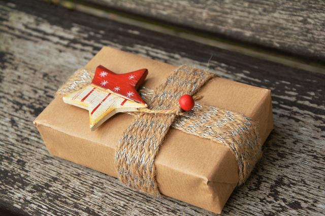 Zu Weihnachten werden die Menschen gerne beschenkt.