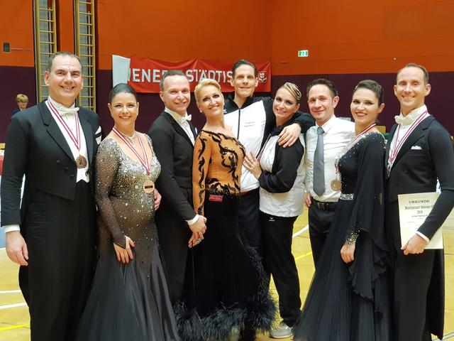 die Teilnehmer des TSC Grün-Rot-Wels bei der OÖ Meisterschaft Sen.: Friedrich Königstorfer &amp; Michaela Heininger; Eckhard &amp; Gabriela Grosz; Andreas Seiringer &amp; Eveline Kopt; Clubpräsident Gunnar Grabmair; Eva Hundstorfer &amp; Jörg Kügler | Foto: © TSC Grün-Rot-Wels