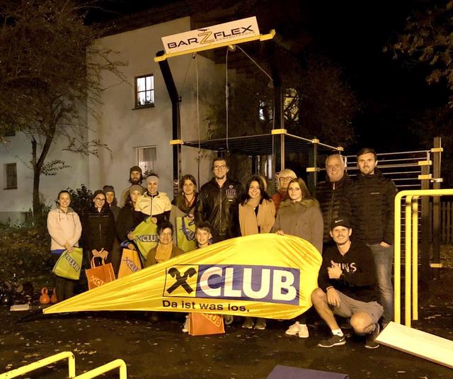 Der Calistenics-Park in Zams wurde mit einer Charity-Aktion eröffnet – eine stolze Spendensumme wird jeweils zur Hälfte an die Kinderkrebshilfe Tirol und den Jugendgemeinderat Zams übergeben.  | Foto: Paul Kappacher