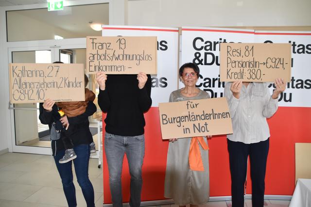 Caritas-Direktorin Edith Pinter und drei „authentische Fälle“ von armutsbetroffenen Menschen im Burgenland.