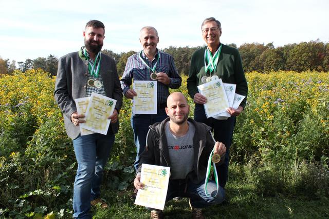 Waren mit ihren Honigspezialitäten erfolgreich: Die vier ausgezeichneten Imker des Bienenzuchtvereine Großsteinbach und Fürstenfeld. | Foto: KK