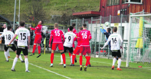 Freistoßtor zum 2:0 von Franz Stocker. Der Ball wird noch leicht abgefälscht.