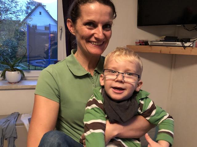 Oskar mit seiner Mama Claudia.