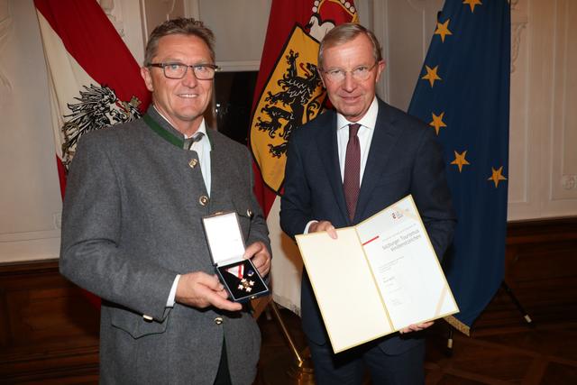 Beim Ehrungsfestakt: Landeshauptmann Wilfried Haslauer übberreichte Bruno Baitz aus Bramberg das Salzburger Tourismus-Verdienstabzeichen.