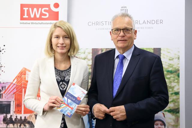 v.l.: Landeshauptmann-Stellvertreterin Christine Haberlander und Gottfried Kneifel (Geschäftsführer Initiative Wirtschaftsstandort OÖ – IWS).
