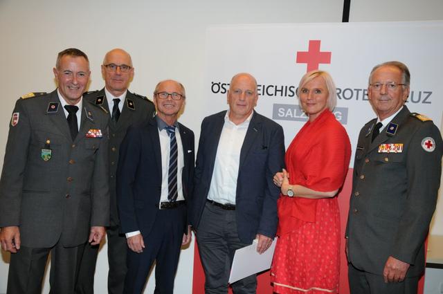 Ein Blutspender mit 100 Blutspenden (Mitte) mit Toni Holzer, Dr. Herbert Breitschädel, LH-Stv. Dr. Stöckl, Vize-Bgm Evi Huber und Präsident Dr. Aufmesser.