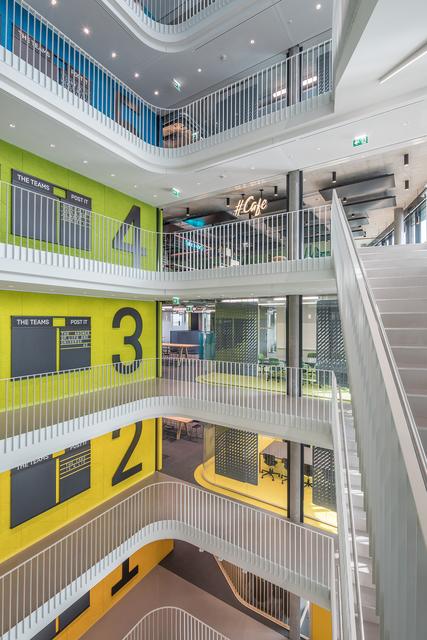 Jedes Stockwerk ist in einer anderen Farbe akzentuiert. | Foto: Mark Sengstbratl/Dynatrace